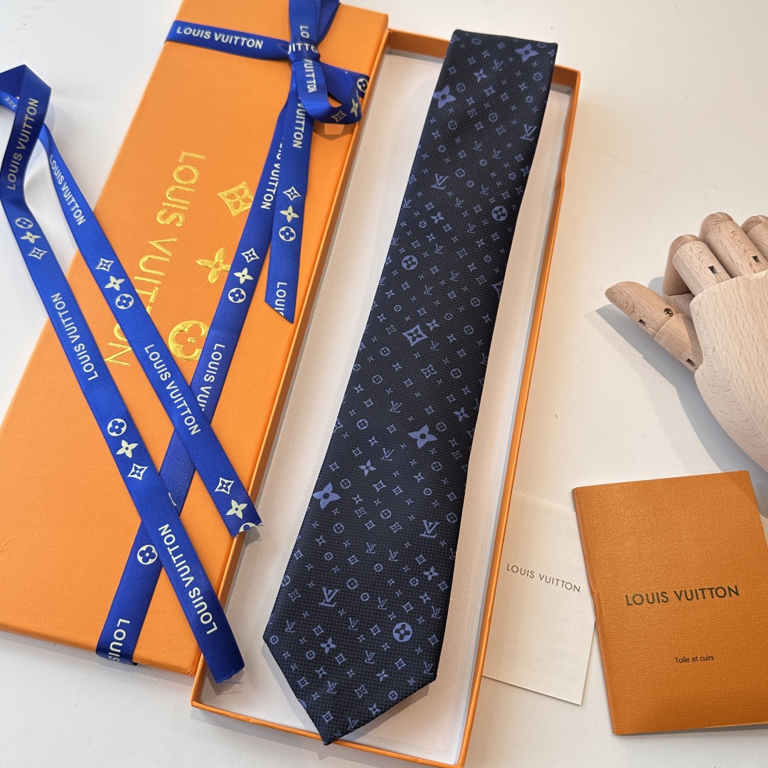 特价特价P 专柜同歩👔👔精致的小Logo提花，低调奢华大气的配色，这款领带将Lv标志性的Damier图案