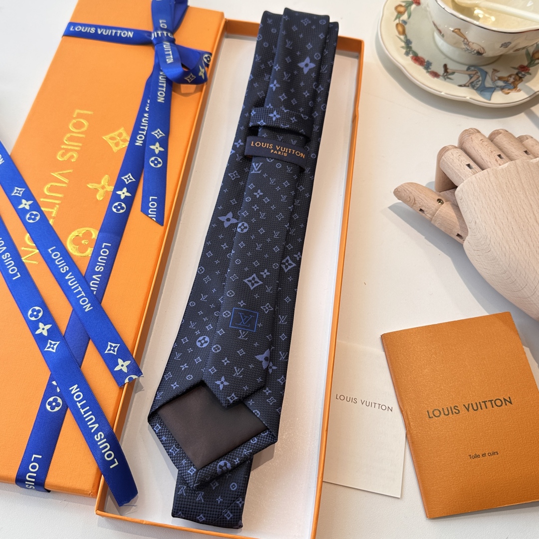 特价特价P 专柜同歩👔👔精致的小Logo提花，低调奢华大气的配色，这款领带将Lv标志性的Damier图案
