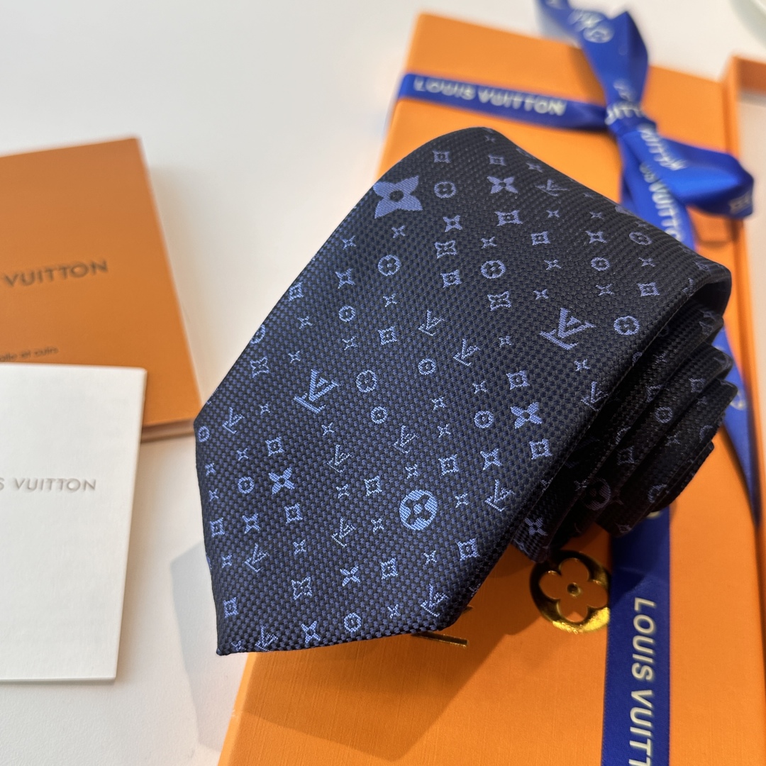 特价特价P 专柜同歩👔👔精致的小Logo提花，低调奢华大气的配色，这款领带将Lv标志性的Damier图案