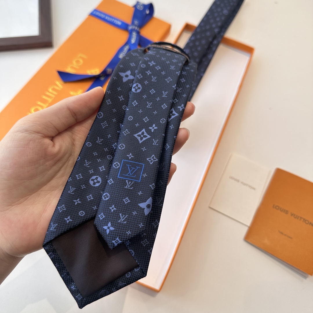 特价特价P 专柜同歩👔👔精致的小Logo提花，低调奢华大气的配色，这款领带将Lv标志性的Damier图案