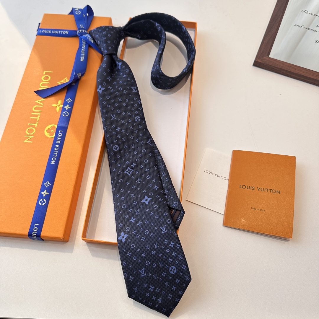 特价特价P 专柜同歩👔👔精致的小Logo提花，低调奢华大气的配色，这款领带将Lv标志性的Damier图案