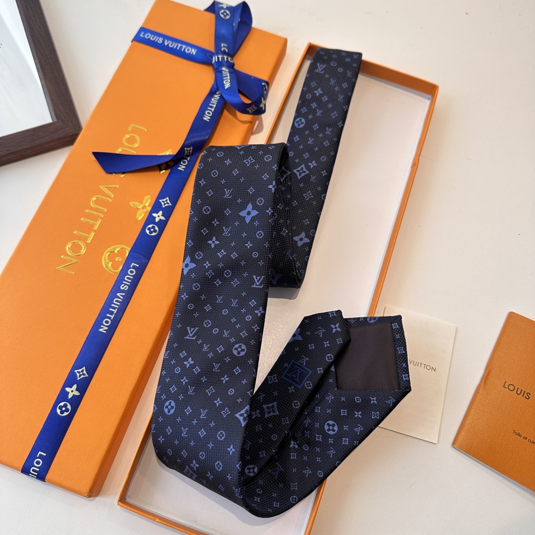 特价特价P 专柜同歩👔👔精致的小Logo提花，低调奢华大气的配色，这款领带将Lv标志性的Damier图案