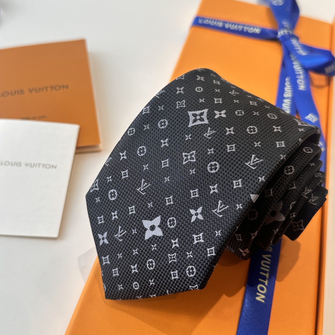 特价特价P 专柜同歩👔👔精致的小Logo提花，低调奢华大气的配色，这款领带将Lv标志性的Damier图案