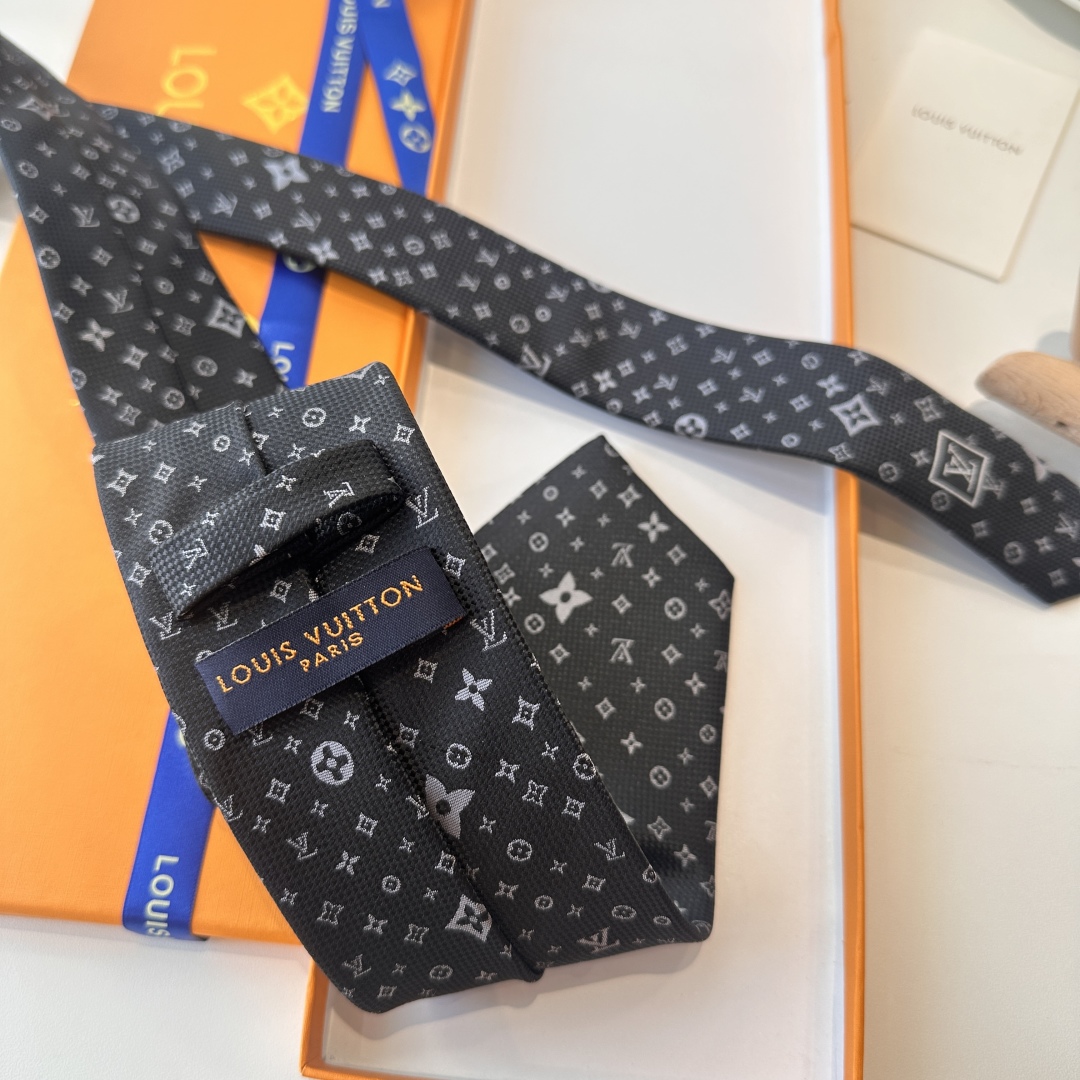 特价特价P 专柜同歩👔👔精致的小Logo提花，低调奢华大气的配色，这款领带将Lv标志性的Damier图案