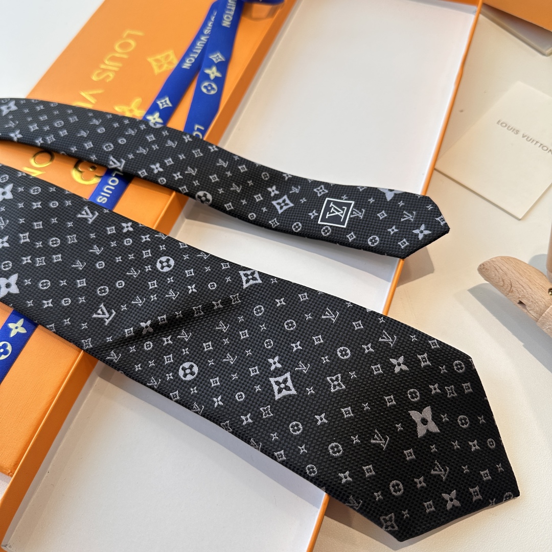 特价特价P 专柜同歩👔👔精致的小Logo提花，低调奢华大气的配色，这款领带将Lv标志性的Damier图案