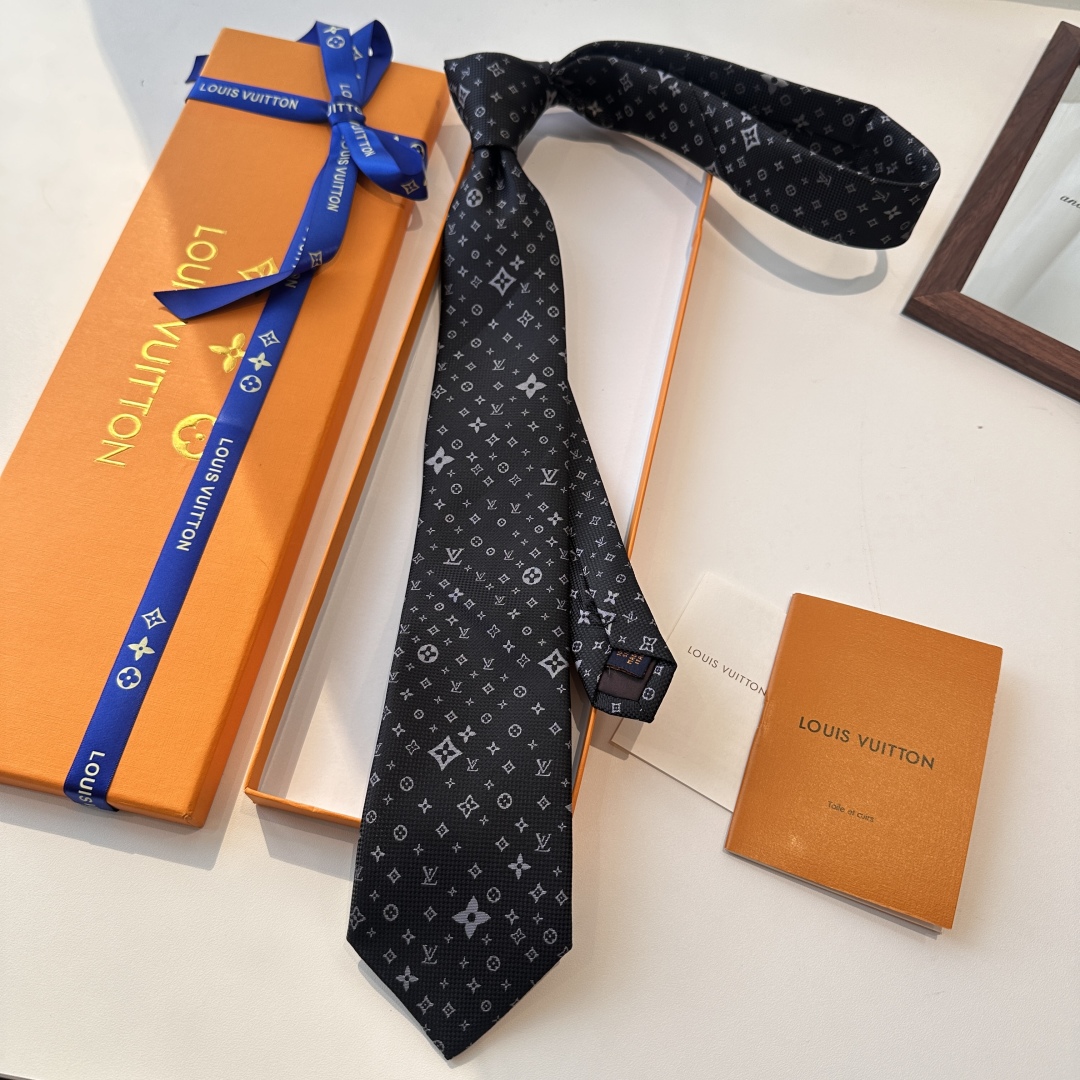 特价特价P 专柜同歩👔👔精致的小Logo提花，低调奢华大气的配色，这款领带将Lv标志性的Damier图案