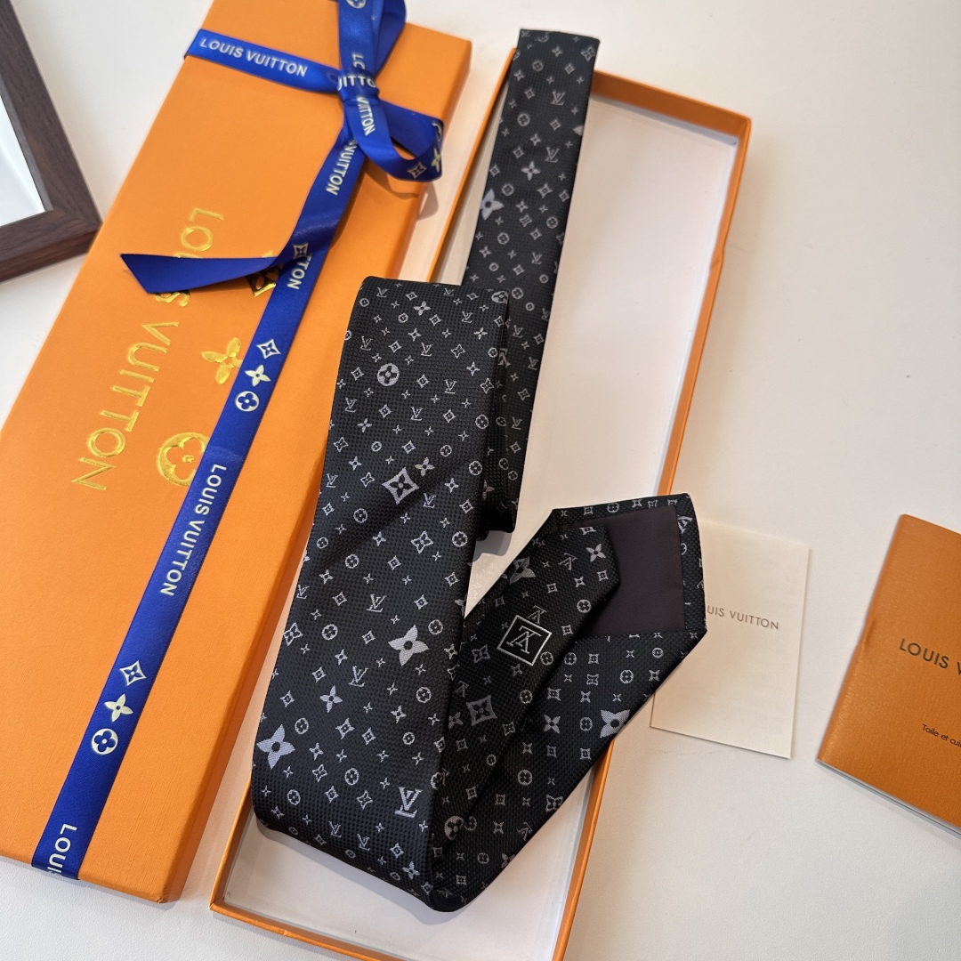 特价特价P 专柜同歩👔👔精致的小Logo提花，低调奢华大气的配色，这款领带将Lv标志性的Damier图案
