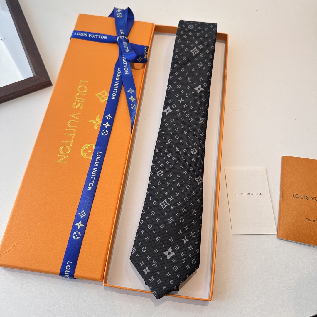 特价特价P 专柜同歩👔👔精致的小Logo提花，低调奢华大气的配色，这款领带将Lv标志性的Damier图案