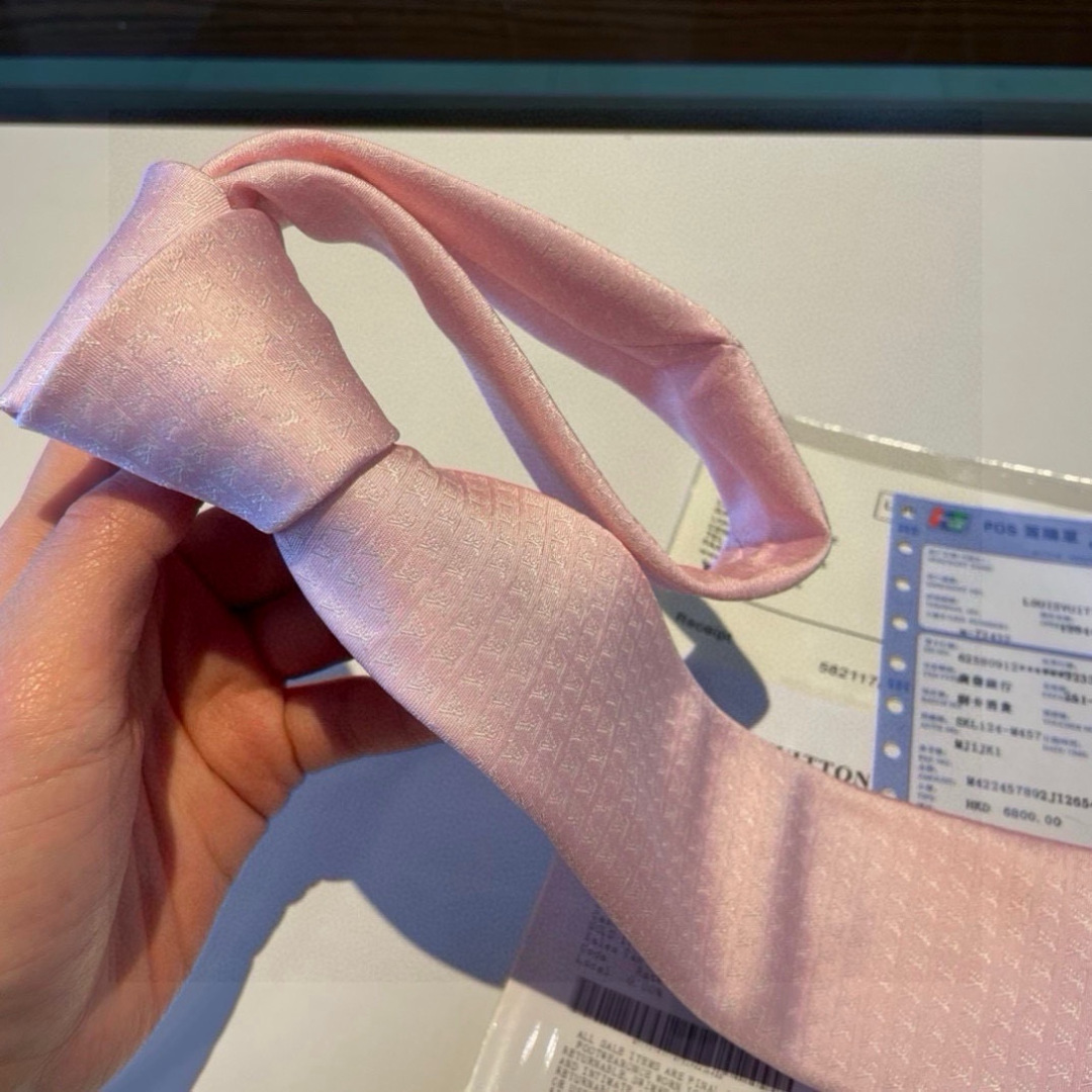 特价💖💖 男士领带系列【L字母领带】👔👔，稀有😻😻展现精湛手工与时尚优雅的理想选择，此款真丝织就的Dia