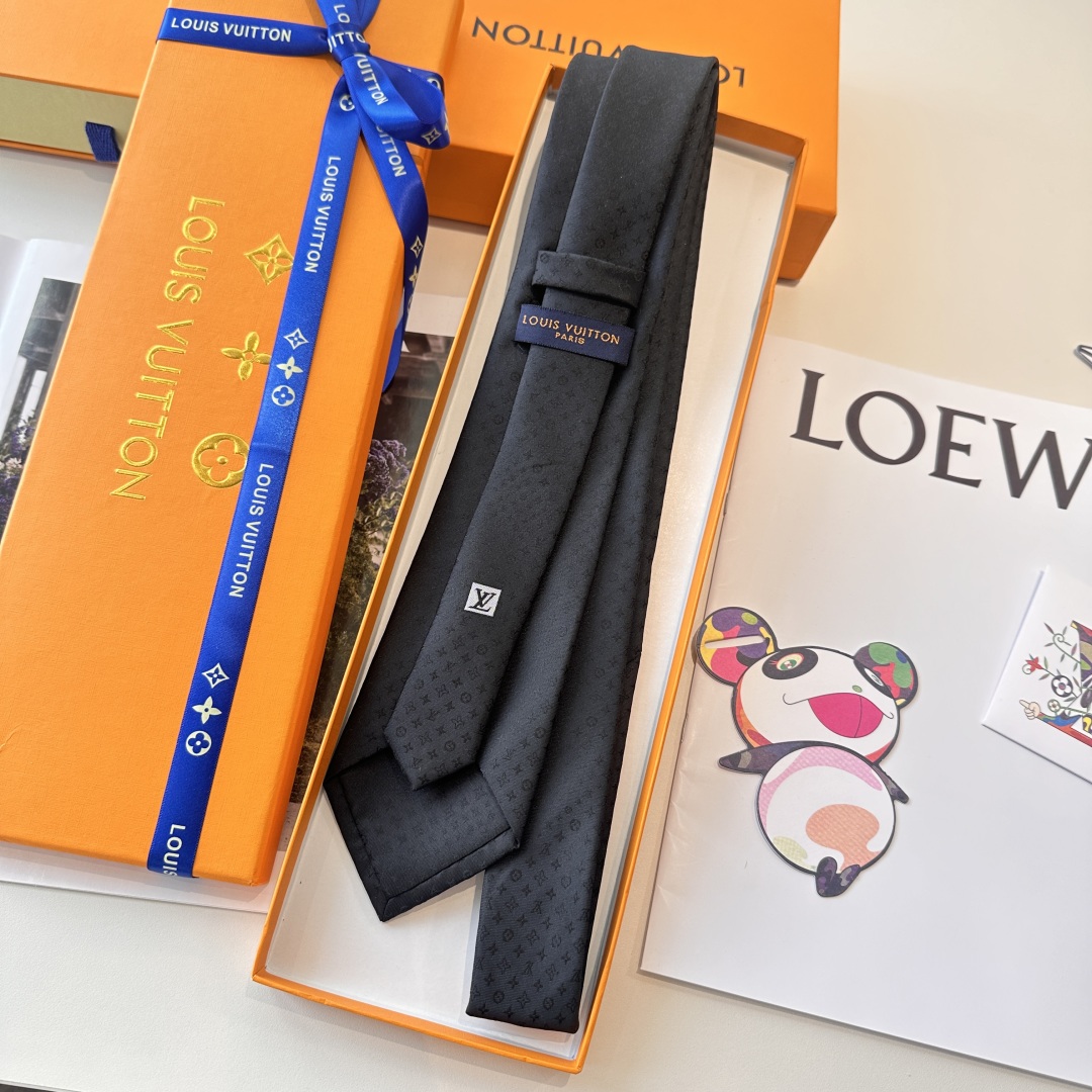 特价👏👏专柜同歩👔👔精致的小Logo暗纹提花，低调奢华大气的配色，这款领带将Lv标志性的Damier图案