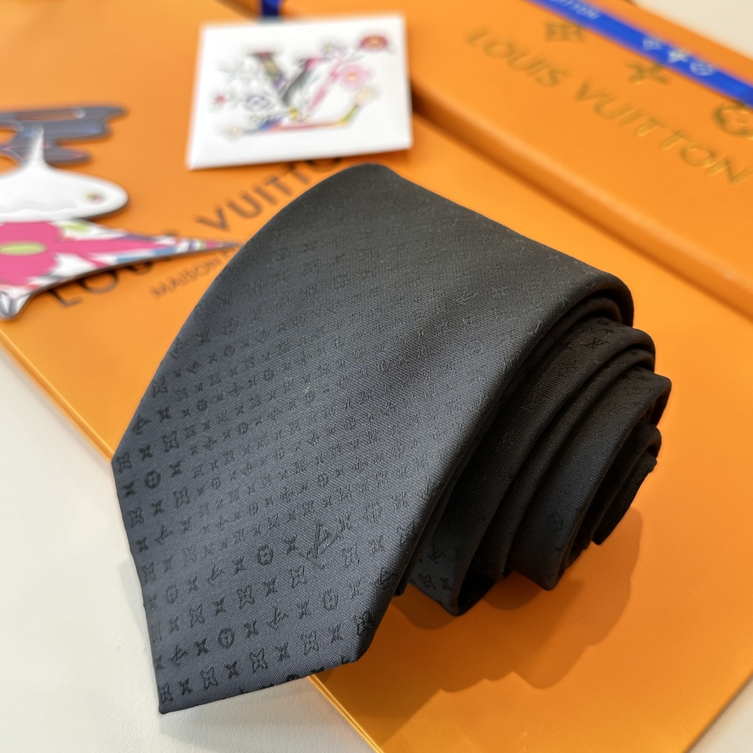 特价👏👏专柜同歩👔👔精致的小Logo暗纹提花，低调奢华大气的配色，这款领带将Lv标志性的Damier图案