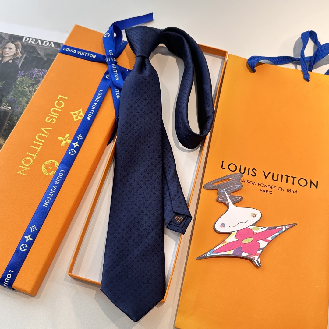 特价👏👏专柜同歩👔👔精致的小Logo暗纹提花，低调奢华大气的配色，这款领带将Lv标志性的Damier图案