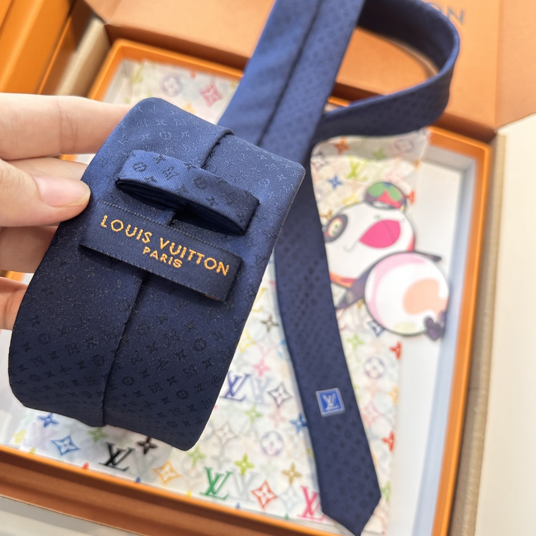 特价👏👏专柜同歩👔👔精致的小Logo暗纹提花，低调奢华大气的配色，这款领带将Lv标志性的Damier图案