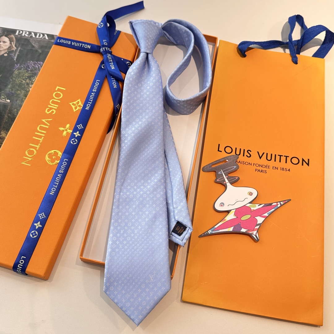 特价👏👏专柜同歩👔👔精致的小Logo暗纹提花，低调奢华大气的配色，这款领带将Lv标志性的Damier图案