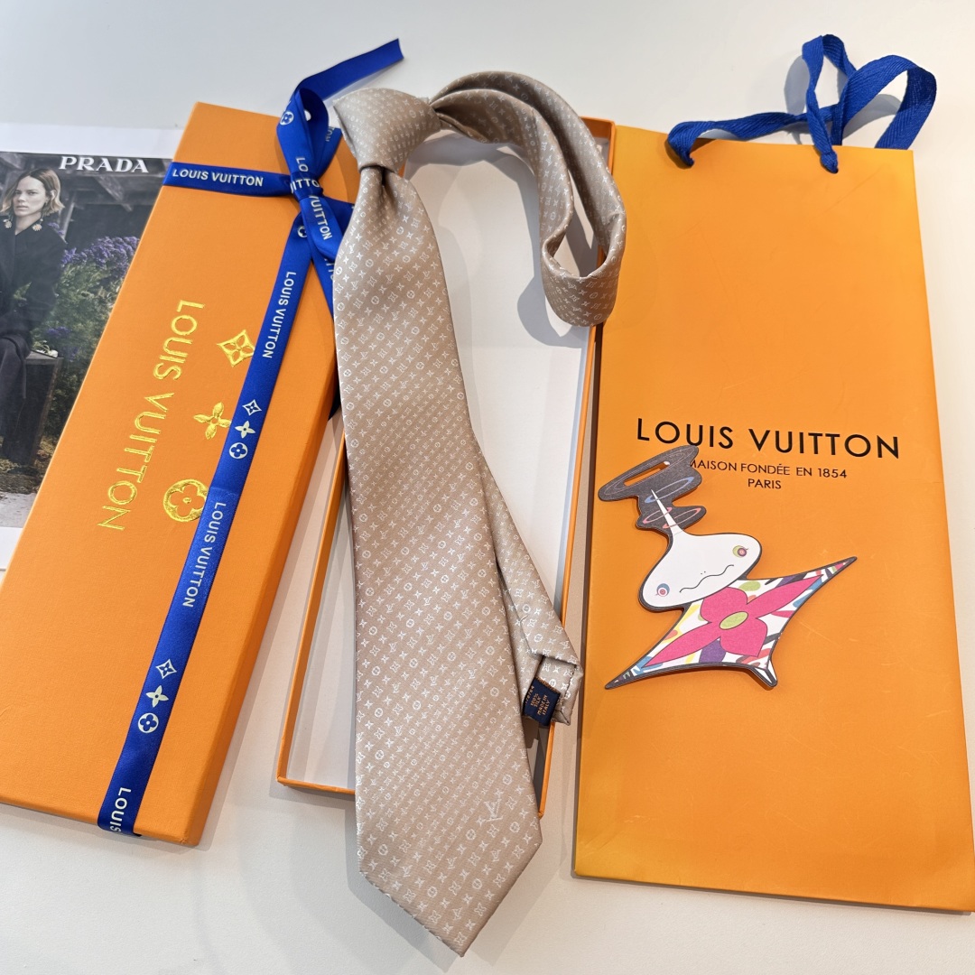 特价👏👏专柜同歩👔👔精致的小Logo暗纹提花，低调奢华大气的配色，这款领带将Lv标志性的Damier图案