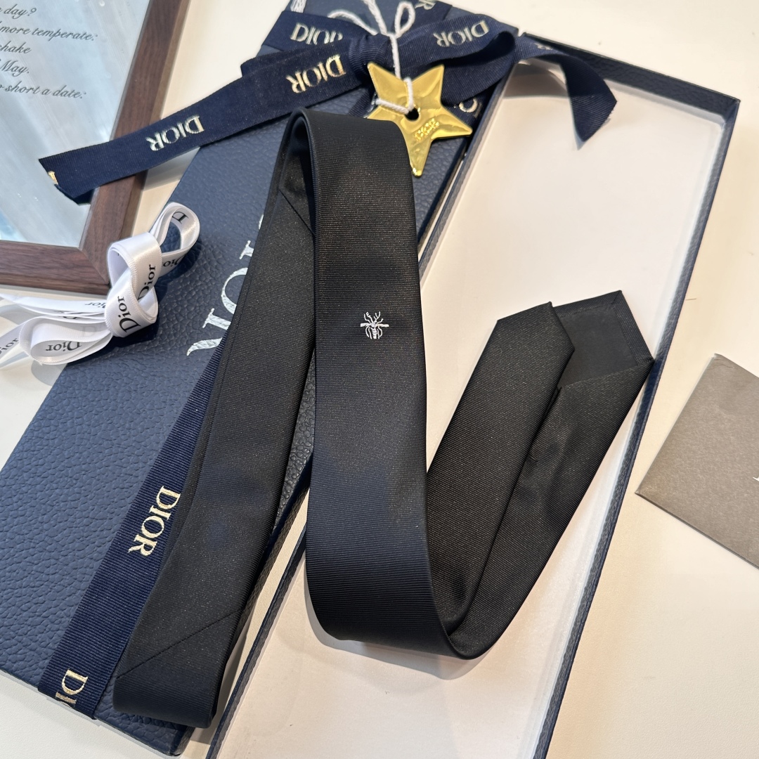特价特 爆款到👏👏Do家新款领带  👔👔Dior男士【D家LOGO系列领带】，稀有😻😻展现精湛手工与时尚