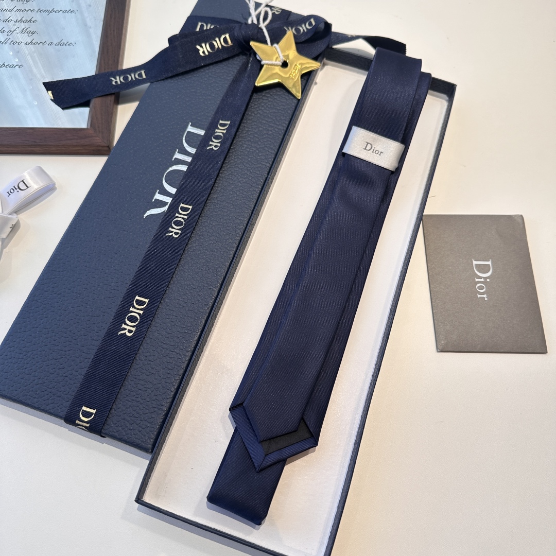 特价特 爆款到👏👏Do家新款领带  👔👔Dior男士【D家LOGO系列领带】，稀有😻😻展现精湛手工与时尚