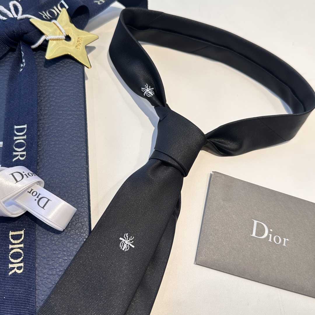 特价特 爆款到👏👏Do家新款领带  👔👔Dior男士【D家LOGO系列领带】，稀有😻😻展现精湛手工与时尚