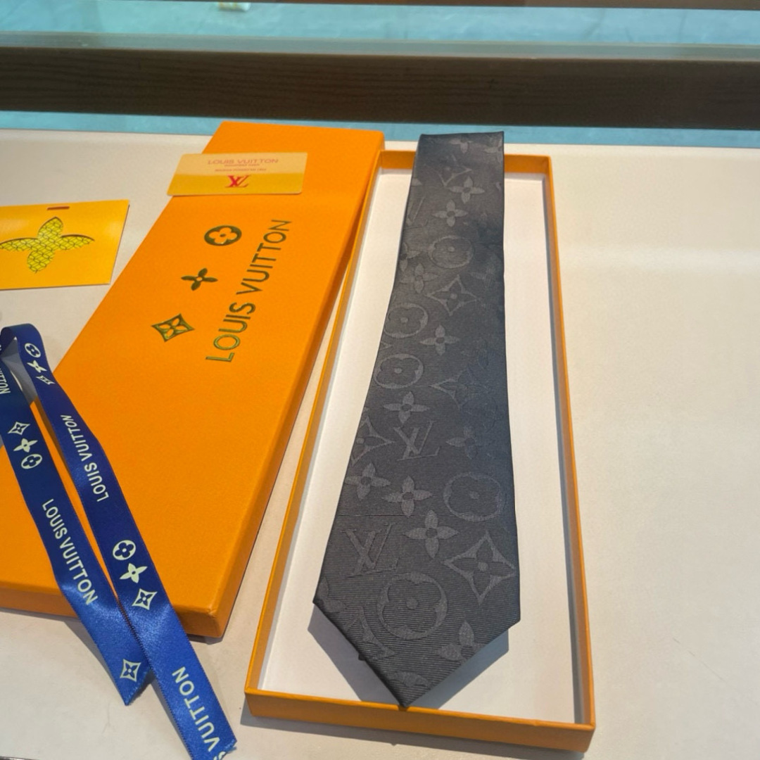 特价💖💖 男士领带系列👔👔，稀有😻😻展现精湛手工与时尚优雅的理想选择，此款真丝织就的Diamonds V