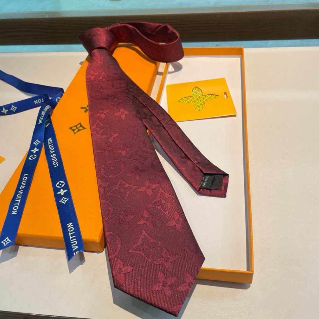 特价💖💖 男士领带系列👔👔，稀有😻😻展现精湛手工与时尚优雅的理想选择，此款真丝织就的Diamonds V