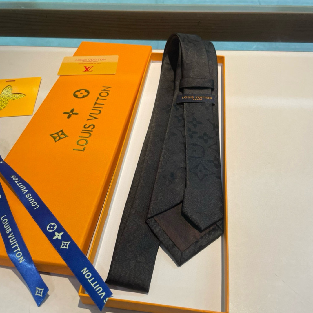 特价💖💖 男士领带系列👔👔，稀有😻😻展现精湛手工与时尚优雅的理想选择，此款真丝织就的Diamonds V