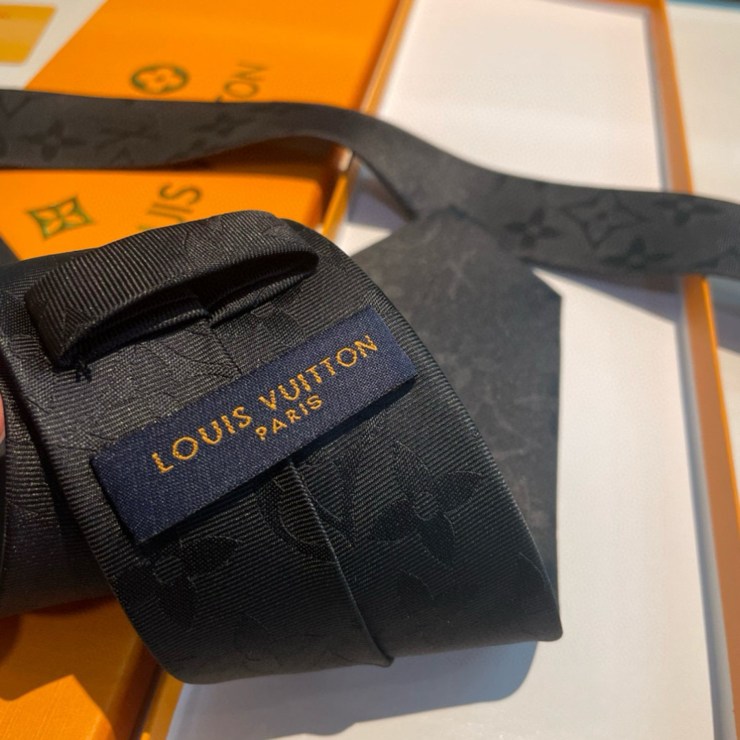 特价💖💖 男士领带系列👔👔，稀有😻😻展现精湛手工与时尚优雅的理想选择，此款真丝织就的Diamonds V