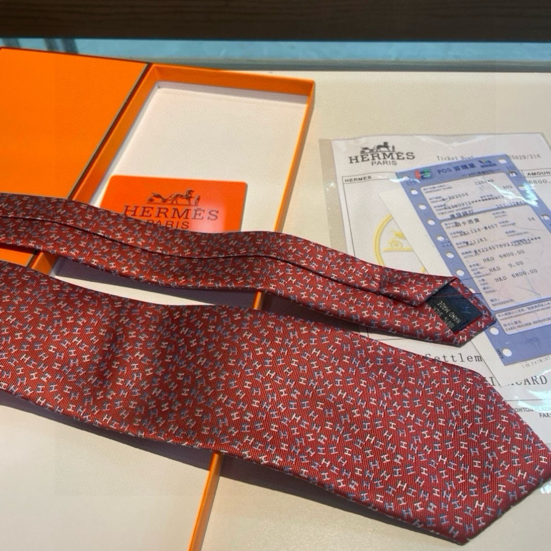 特价爱马仕男士新款领带系列👔👔，让男士可以充分展示自己个性。100%顶级斜纹真丝手工定制‼
