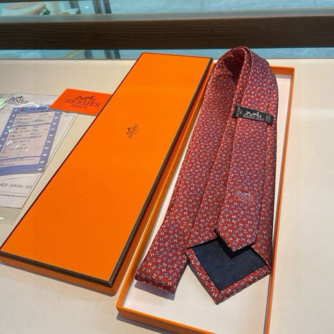特价爱马仕男士新款领带系列👔👔，让男士可以充分展示自己个性。100%顶级斜纹真丝手工定制‼