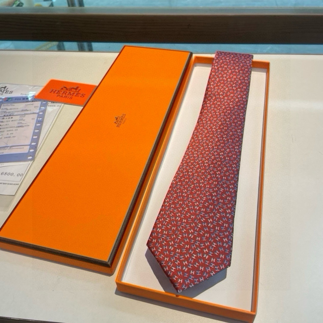 特价爱马仕男士新款领带系列👔👔，让男士可以充分展示自己个性。100%顶级斜纹真丝手工定制‼