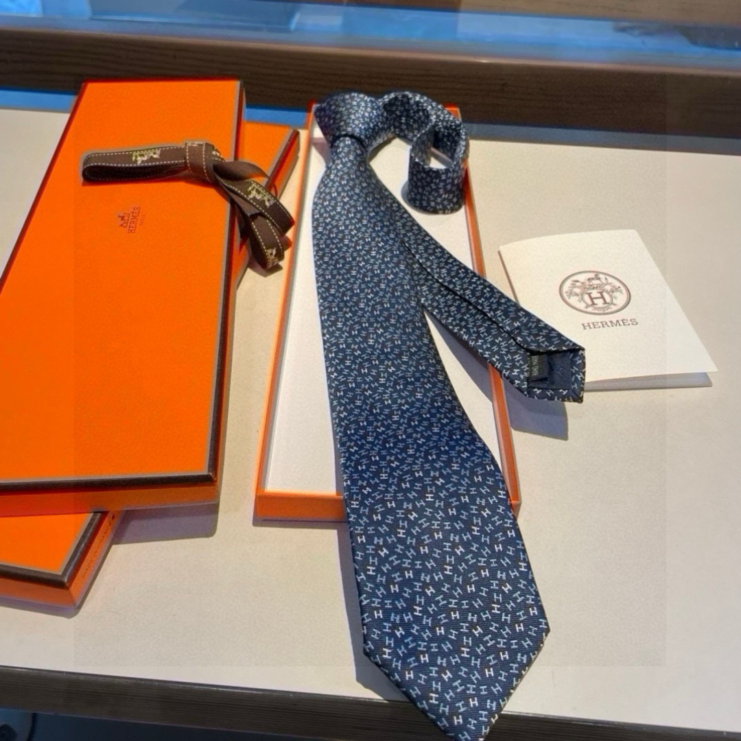 特价爱马仕男士新款领带系列👔👔，让男士可以充分展示自己个性。100%顶级斜纹真丝手工定制‼