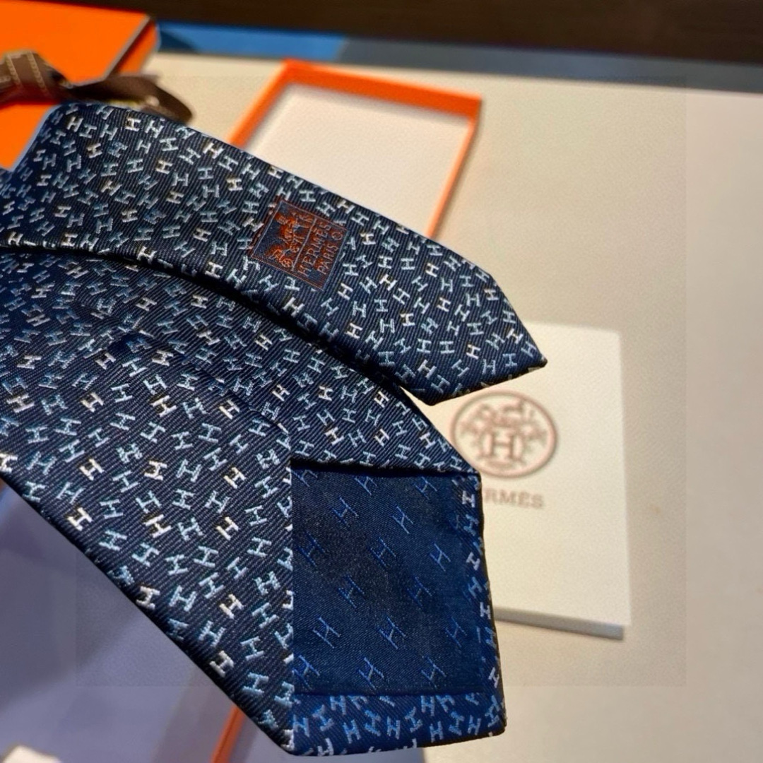 特价爱马仕男士新款领带系列👔👔，让男士可以充分展示自己个性。100%顶级斜纹真丝手工定制‼
