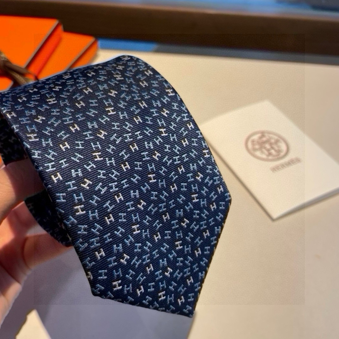 特价爱马仕男士新款领带系列👔👔，让男士可以充分展示自己个性。100%顶级斜纹真丝手工定制‼
