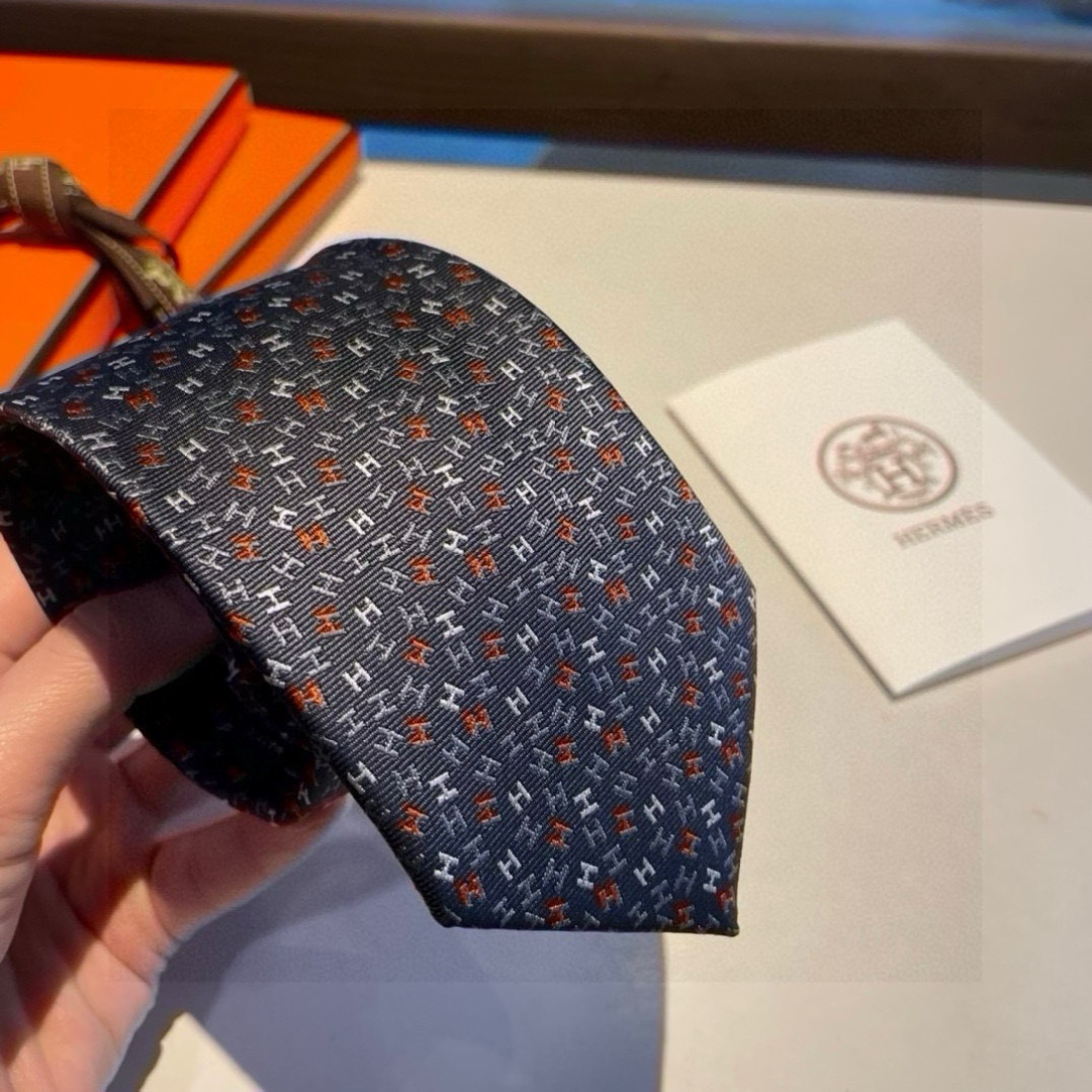 特价爱马仕男士新款领带系列👔👔，让男士可以充分展示自己个性。100%顶级斜纹真丝手工定制‼