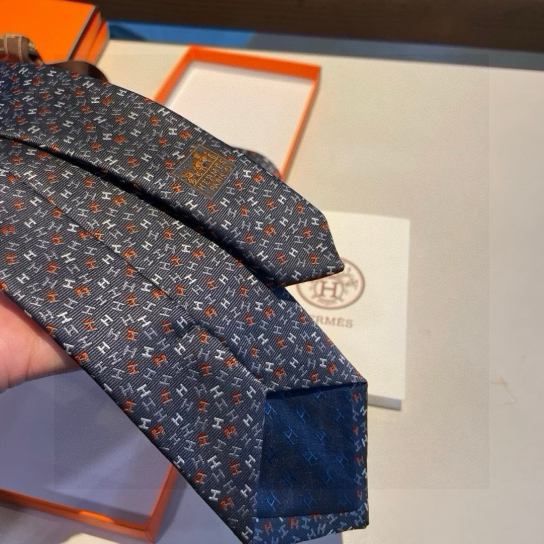 特价爱马仕男士新款领带系列👔👔，让男士可以充分展示自己个性。100%顶级斜纹真丝手工定制‼