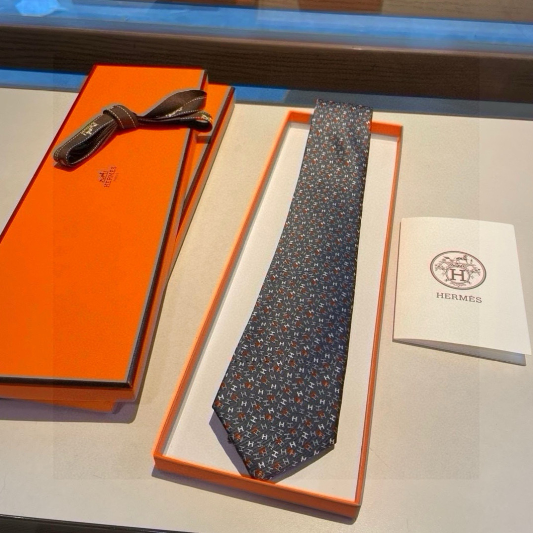 特价爱马仕男士新款领带系列👔👔，让男士可以充分展示自己个性。100%顶级斜纹真丝手工定制‼