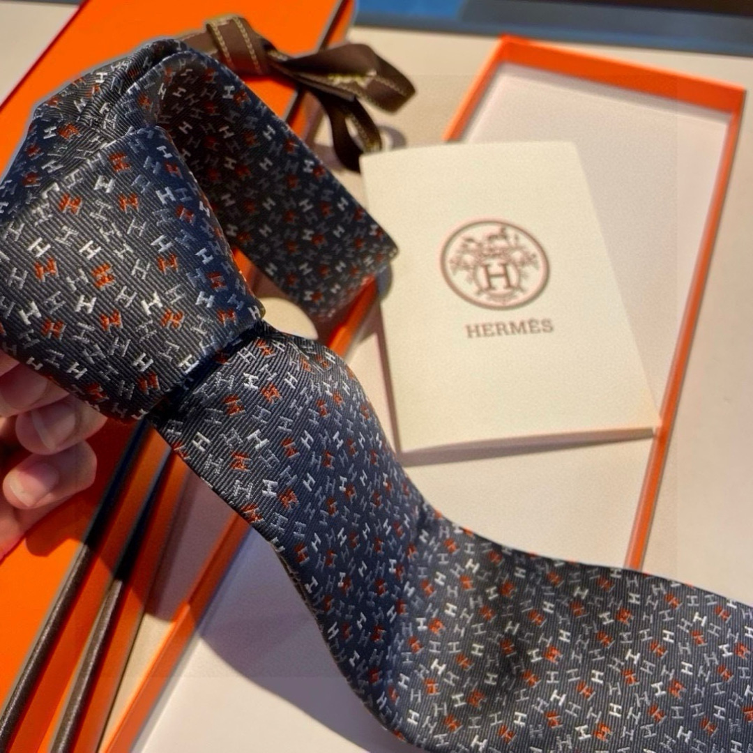 特价爱马仕男士新款领带系列👔👔，让男士可以充分展示自己个性。100%顶级斜纹真丝手工定制‼