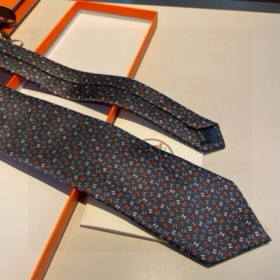 特价爱马仕男士新款领带系列👔👔，让男士可以充分展示自己个性。100%顶级斜纹真丝手工定制‼