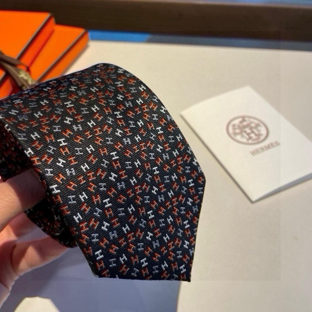 特价爱马仕男士新款领带系列👔👔，让男士可以充分展示自己个性。100%顶级斜纹真丝手工定制‼