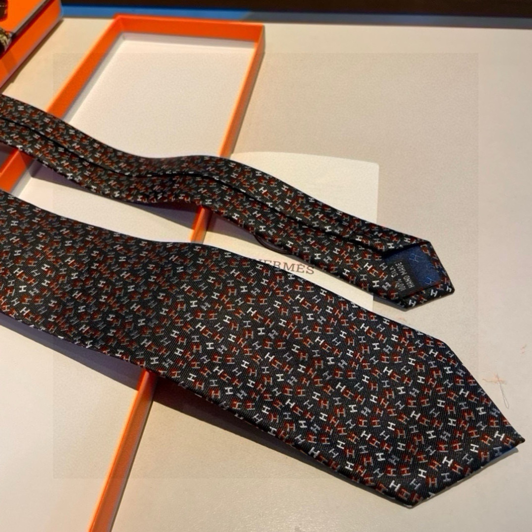 特价爱马仕男士新款领带系列👔👔，让男士可以充分展示自己个性。100%顶级斜纹真丝手工定制‼