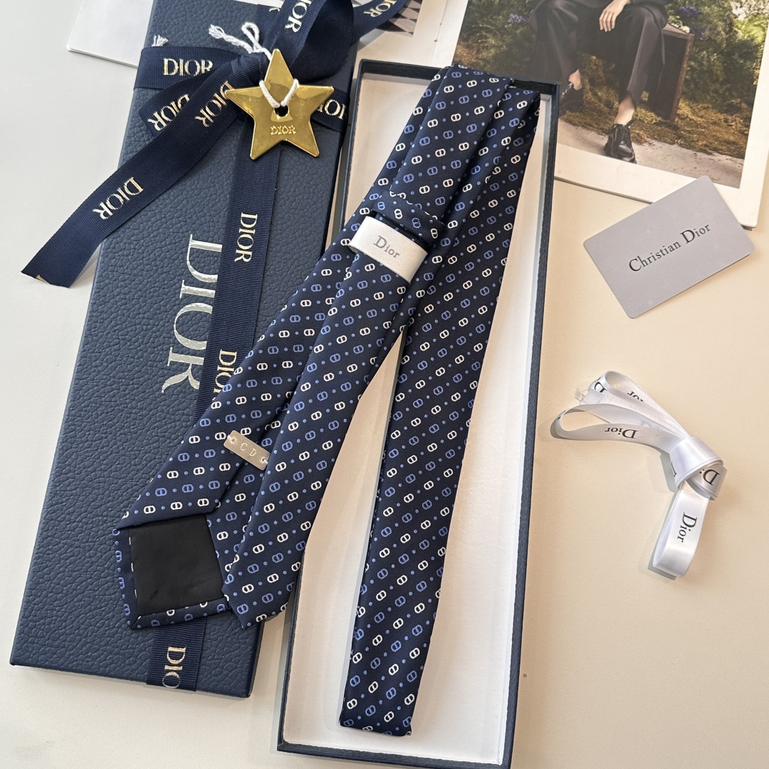 特价特 爆款到👏👏Do家新款领带  👔👔Dior男士【D家LOGO系列领带】，稀有😻😻展现精湛手工与时尚