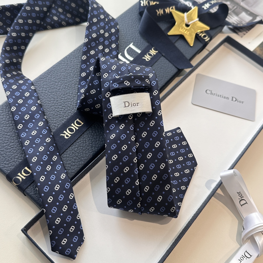 特价特 爆款到👏👏Do家新款领带  👔👔Dior男士【D家LOGO系列领带】，稀有😻😻展现精湛手工与时尚