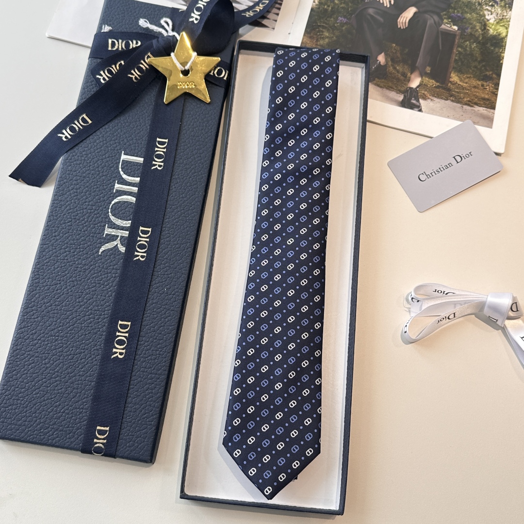 特价特 爆款到👏👏Do家新款领带  👔👔Dior男士【D家LOGO系列领带】，稀有😻😻展现精湛手工与时尚