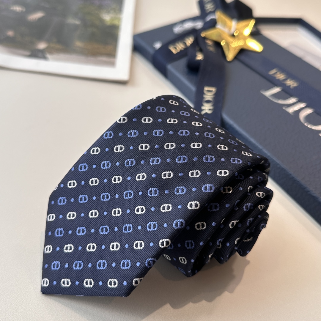 特价特 爆款到👏👏Do家新款领带  👔👔Dior男士【D家LOGO系列领带】，稀有😻😻展现精湛手工与时尚