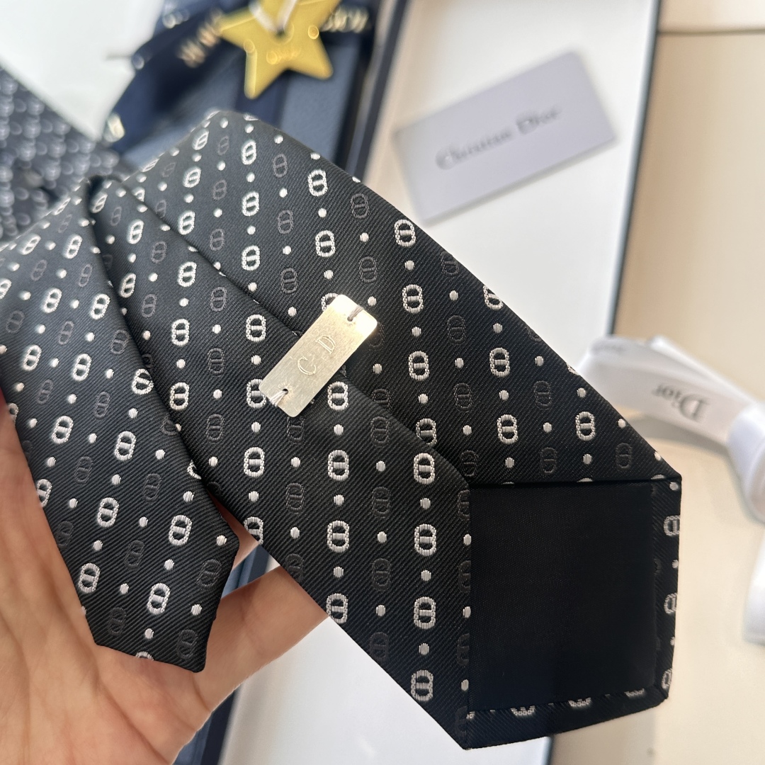 特价特 爆款到👏👏Do家新款领带  👔👔Dior男士【D家LOGO系列领带】，稀有😻😻展现精湛手工与时尚