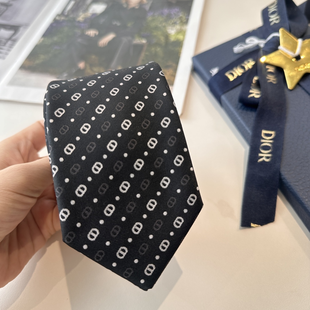 特价特 爆款到👏👏Do家新款领带  👔👔Dior男士【D家LOGO系列领带】，稀有😻😻展现精湛手工与时尚