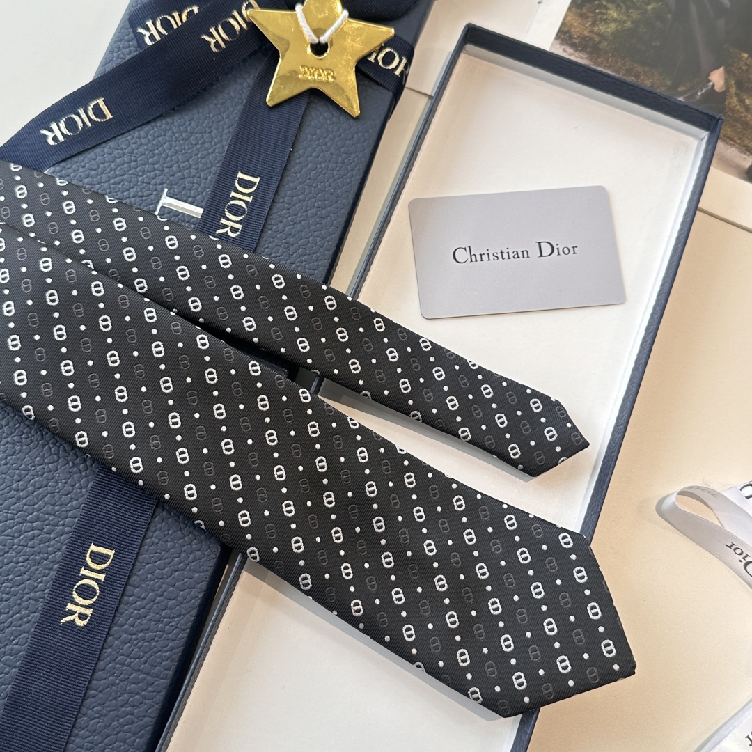 特价特 爆款到👏👏Do家新款领带  👔👔Dior男士【D家LOGO系列领带】，稀有😻😻展现精湛手工与时尚