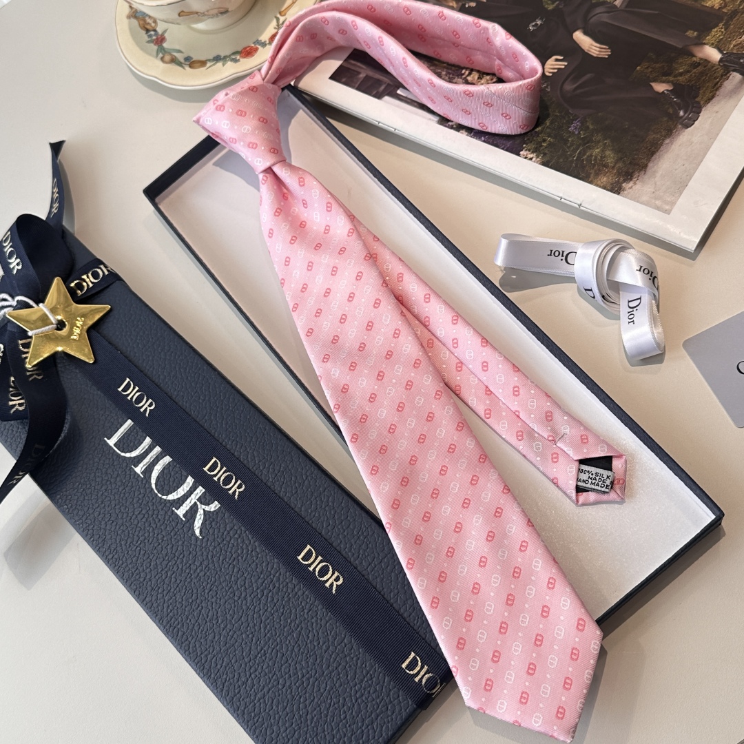 特价特 爆款到👏👏Do家新款领带  👔👔Dior男士【D家LOGO系列领带】，稀有😻😻展现精湛手工与时尚