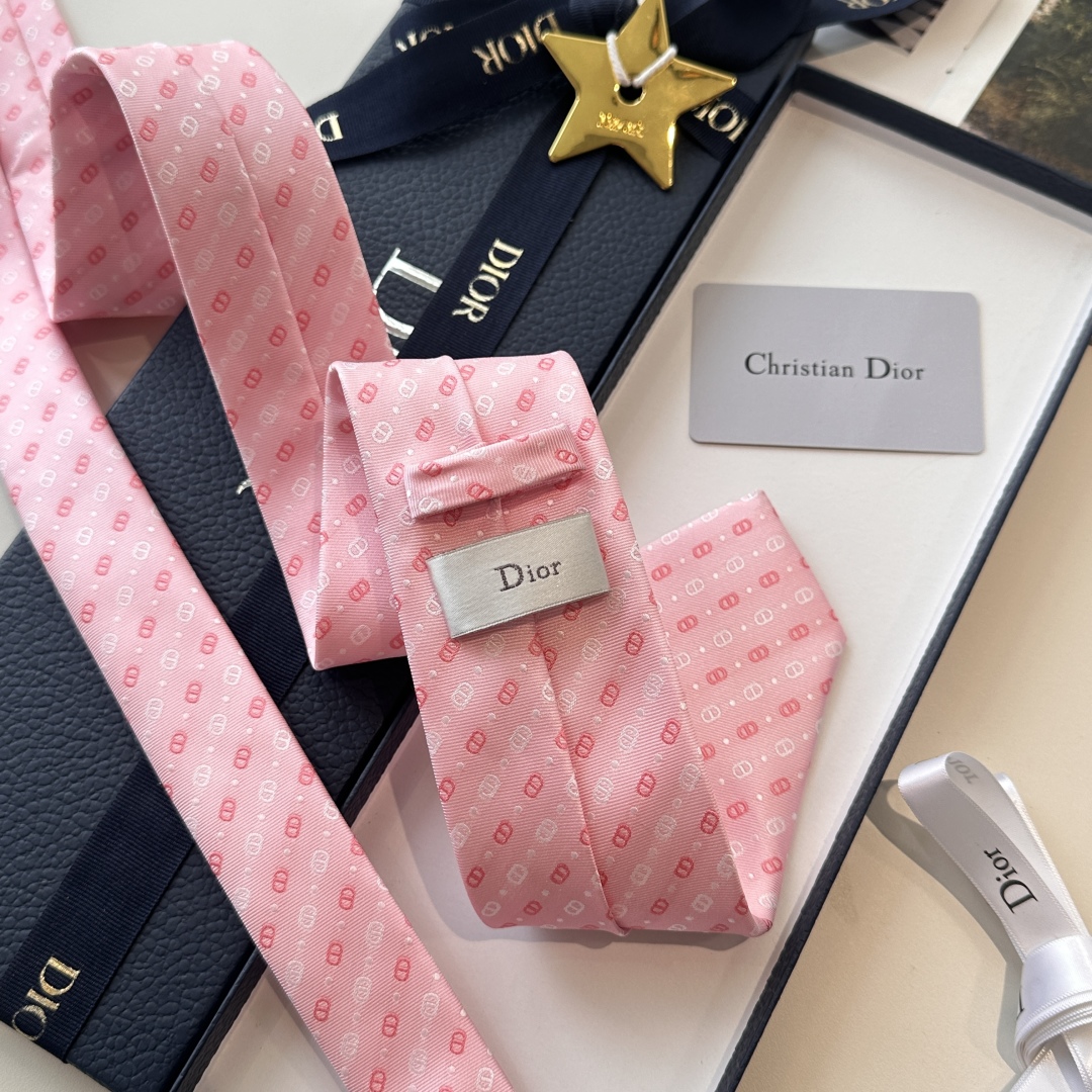 特价特 爆款到👏👏Do家新款领带  👔👔Dior男士【D家LOGO系列领带】，稀有😻😻展现精湛手工与时尚