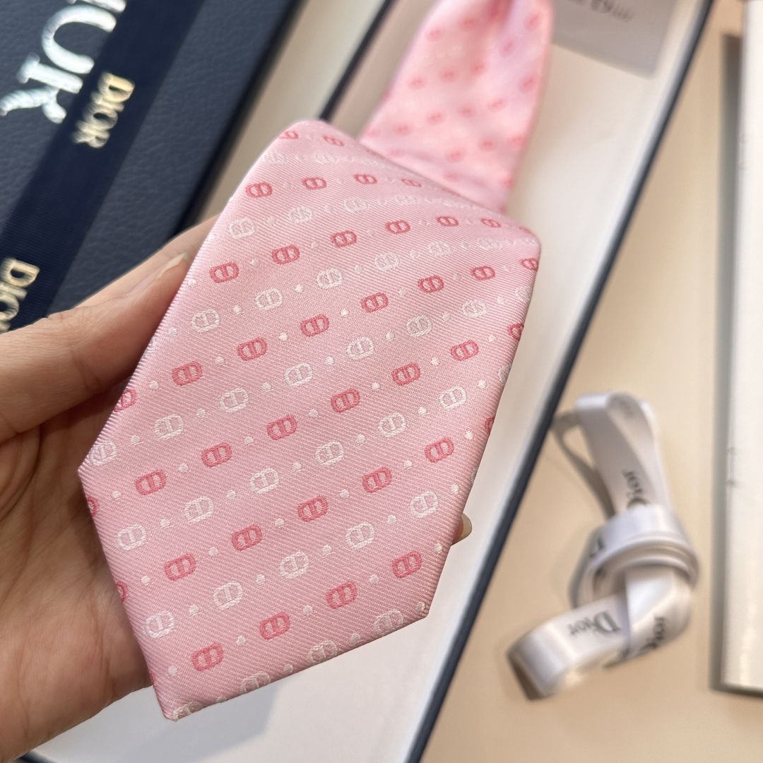 特价特 爆款到👏👏Do家新款领带  👔👔Dior男士【D家LOGO系列领带】，稀有😻😻展现精湛手工与时尚