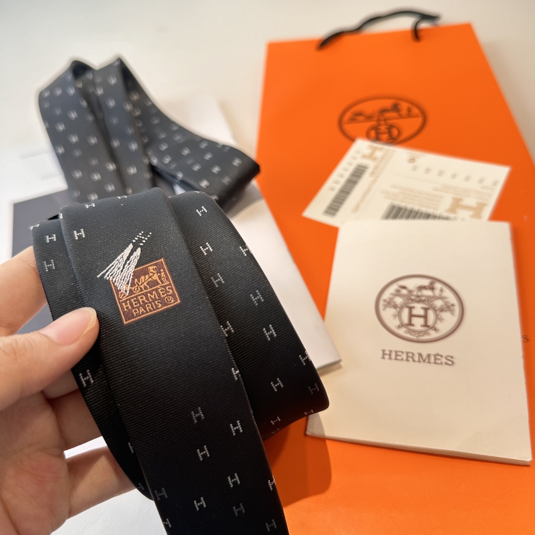 特价特 爱马仕男士新款领带系列👔👔，稀有H家每年都有一千条不同印花的领带面世，从最初的多以几何图案表现骑